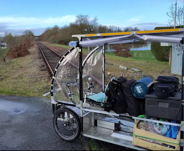 Image du vhélio devant des rails