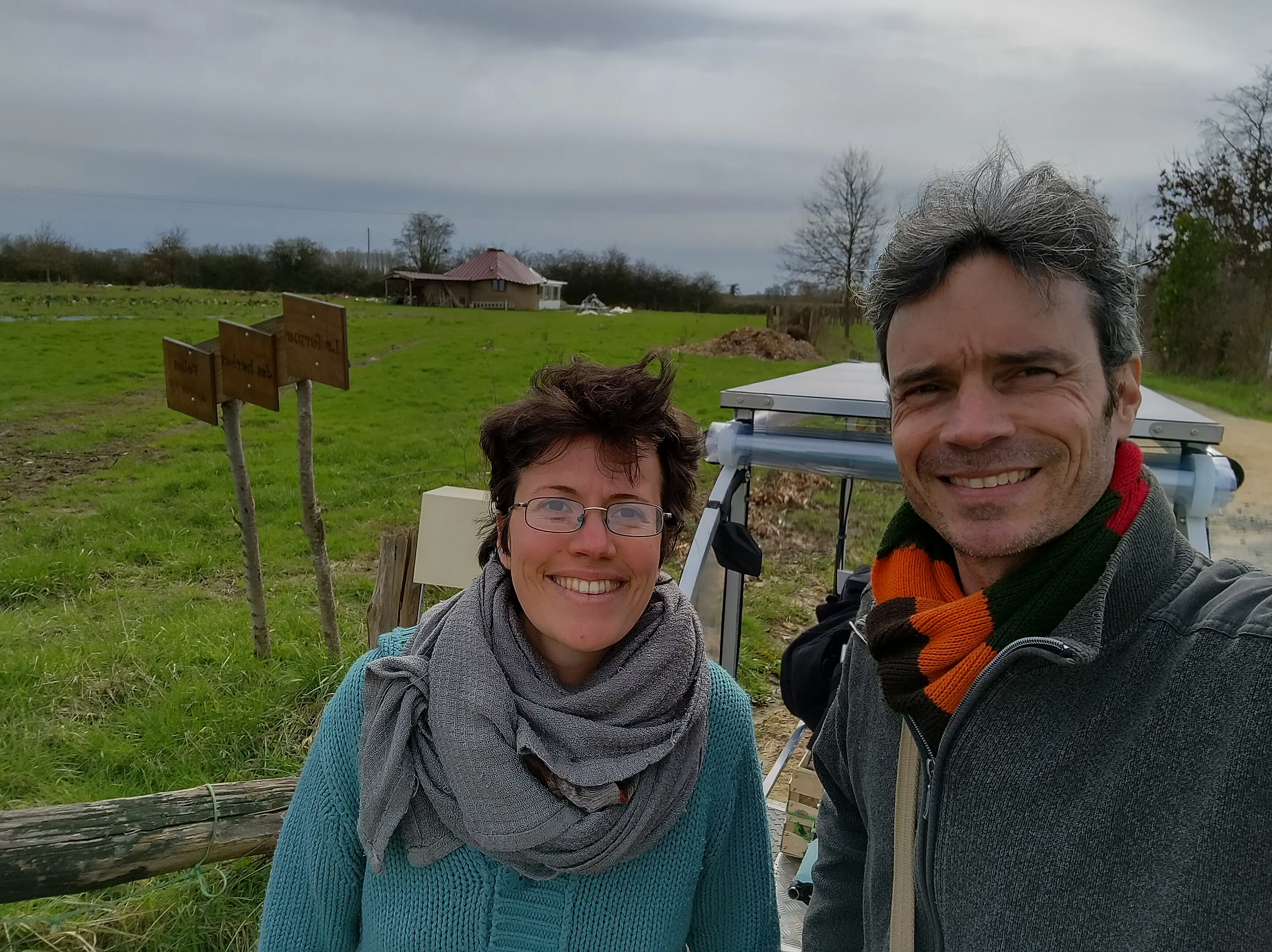 Image de Yannick et de Claire devant le vhélio...